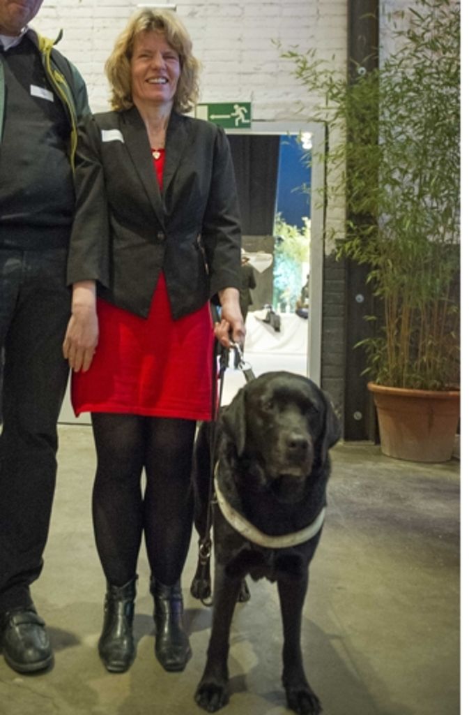 Der Blindenhund Dexter begleitet Julia Prinz bereits seit vier Jahren.