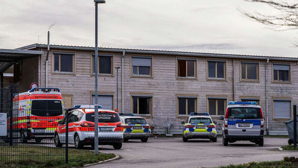 Am Donnerstagnachmittag hat ein 35-jähriger Mann in einer Flüchtlingsunterkunft in Hochdorf (Kreis Esslingen) einen jüngeren Bewohner mit einem Messer bedroht. Zeugen informierten die Polizei. 