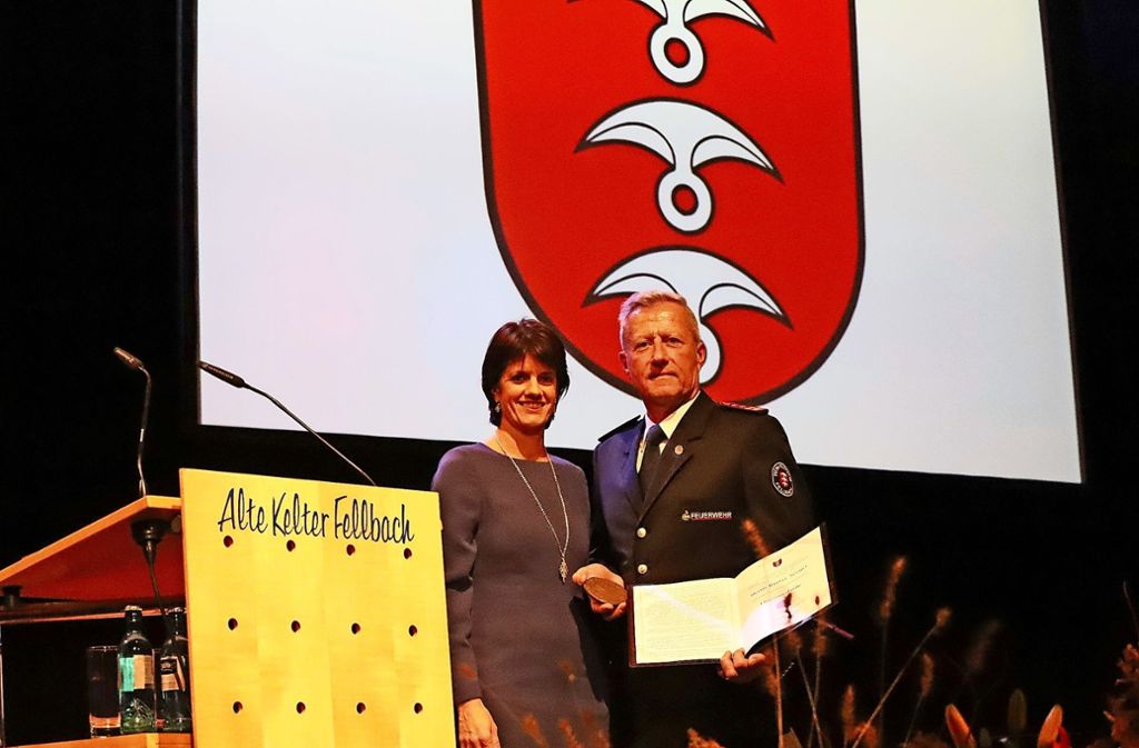 Oberbürgermeisterin Gabriele Zull überreicht die Ehrenmedaille der Stadt Fellbach an Rainer Seeger.