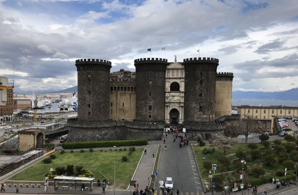 Das Castel Nuovo am Hafen von Neapel