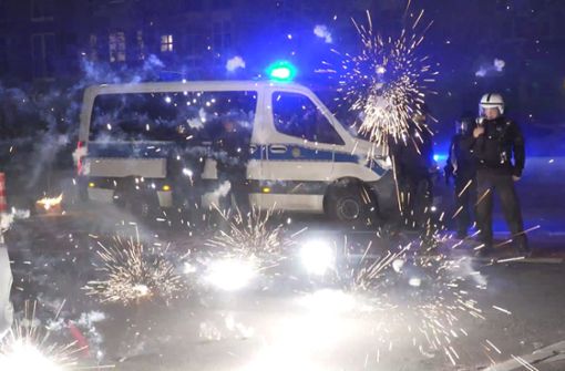 Polizisten und Rettungskräfte waren mit Feuerwerkskörpern und anderen Gegenständen attackiert worden. Die Tatverdächtigen wurden verhaftet. Foto: dpa/Julius-Christian Schreiner