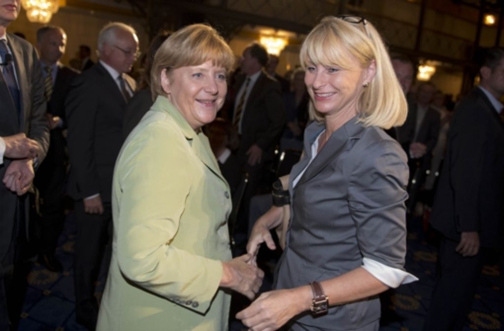Bundeskanzlerin Angela Merkel unterhält sich nach Ende der Veranstaltung mit Karin Maag.