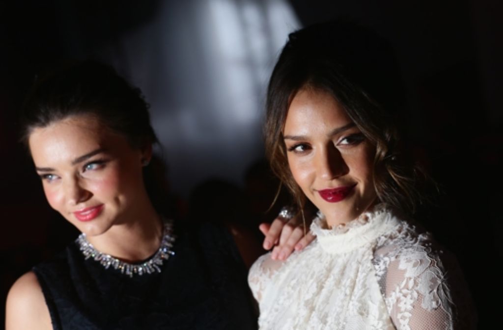 Zwei Fashionvictims unter sich: Model Miranda Kerr (links) und Schauspielerin Jessica Alba zeigen sich in Paris bei der H&M-Show.
