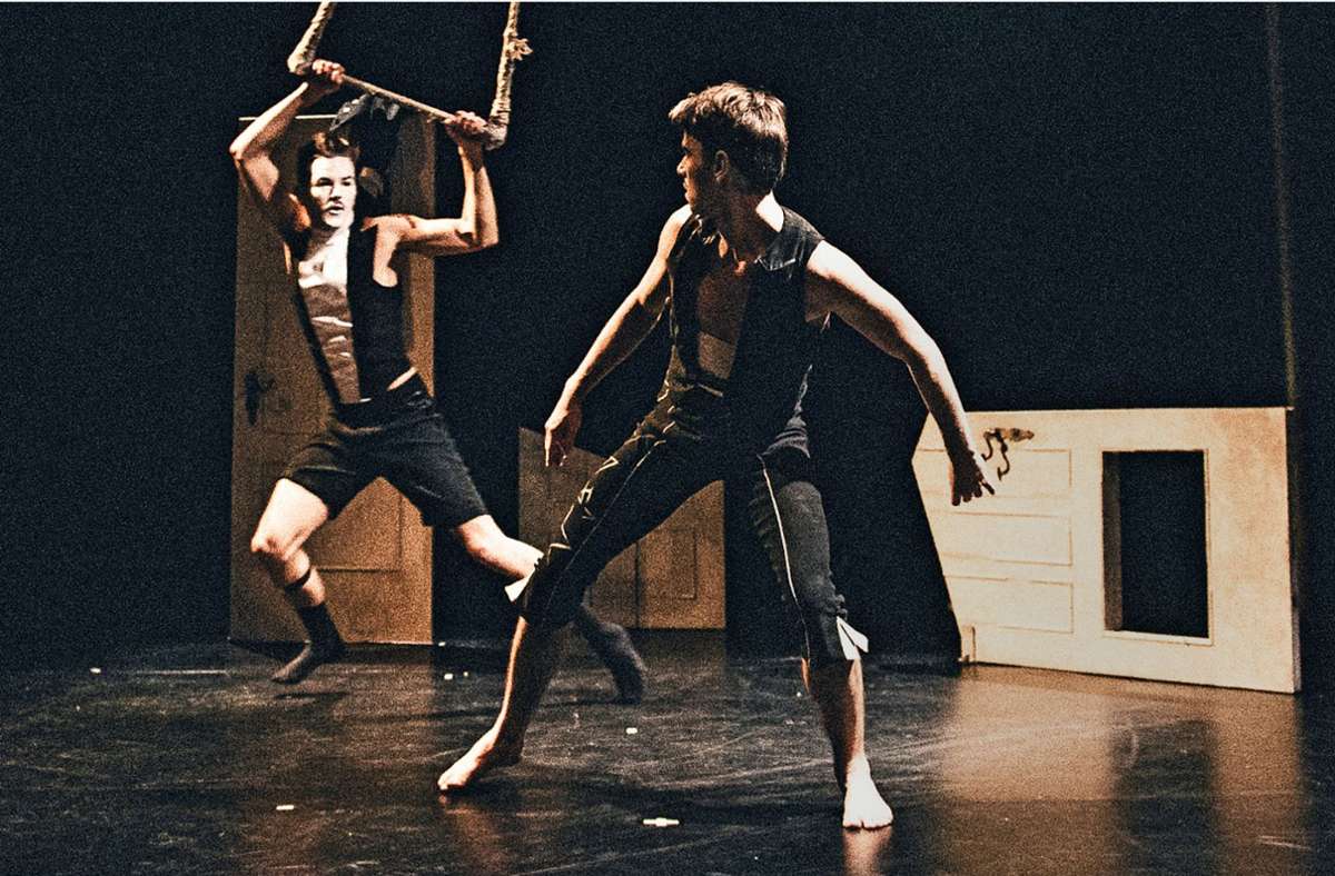 Akrobatik trifft Figurenspiel: Das Duo Raum 305 hinterfragt im Theater Rampe die Haltbarkeit von Liebe.