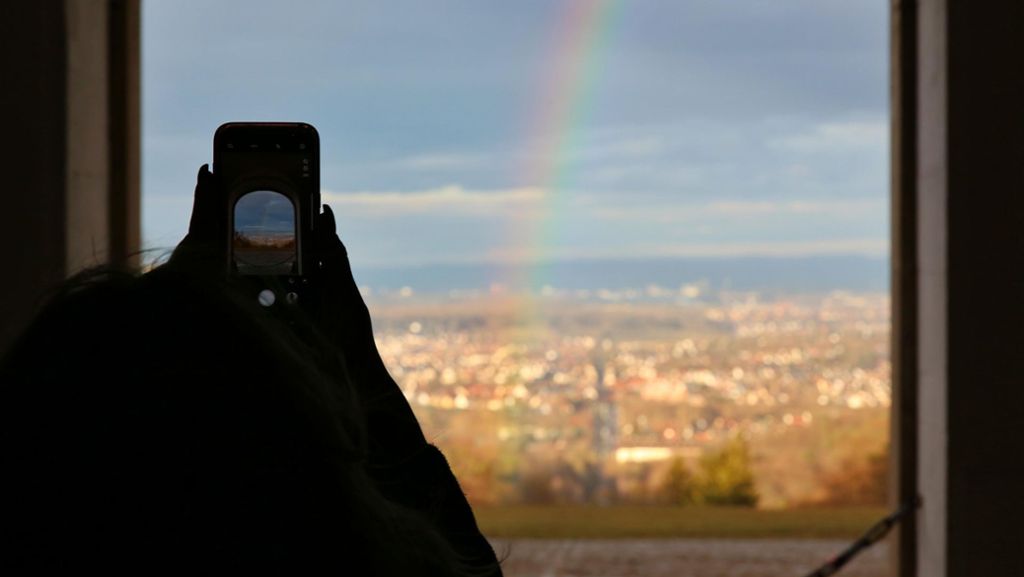 Regenbogen über Stuttgart: Ein Farbenspiel am Himmel