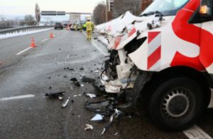 Bei Rot über Ampel: Beifahrer  schwer verletzt