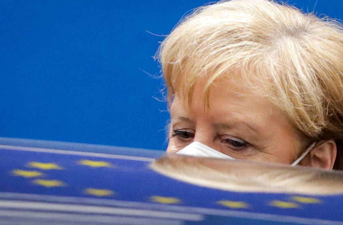 Am Freitag noch in Brüssel beim EU-Gipfel, am Samstag schon mit dem Rat zu noch mehr Vorsicht auf allen Kanälen – Kanzlerin Angela Merkel sieht die aktuelle Corona-Lage besonders kritisch. Foto: dpa/Olivier Hoslet