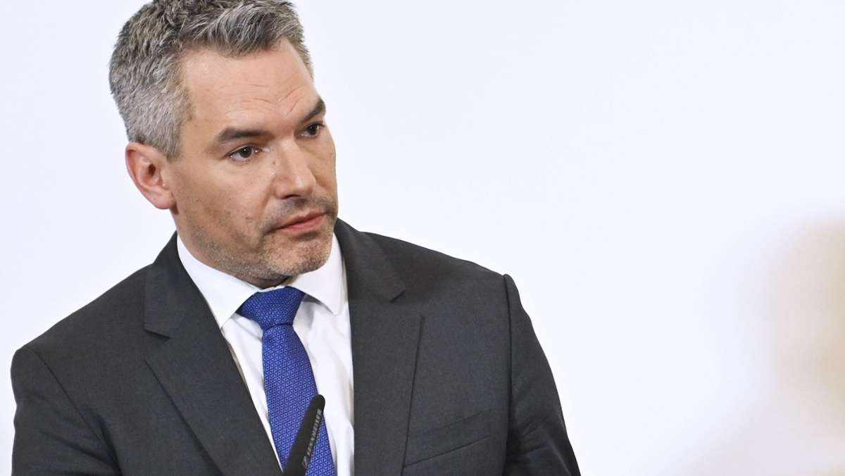  Der neue österreichische Kanzler Karl Nehammer kündigt einen Strategiewechsel an. Sorgen und Ängste müssten ernst genommen und Lösungen gefunden werden. 