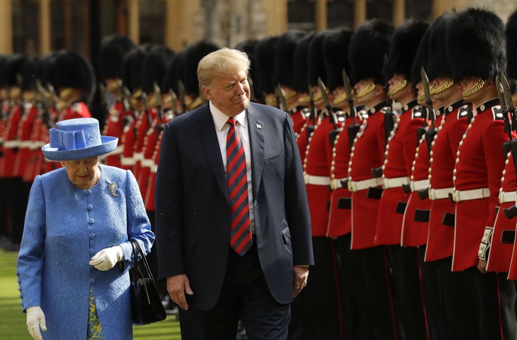 Sie trug einen königsblauen Mantel mit passendem Hut. Unter ihrem Arm klemmte eine schwarze Handtasche. Trump erschien in einem blauen Anzug mit gestreifter Krawatte.