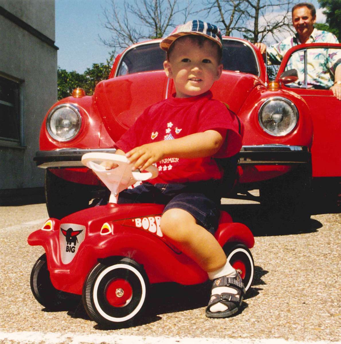 Kinder lieben das kleine rote Rutschauto namens Bobbycar. Seit 50 Jahren läuft es bei der Firma Big in Bayern vom Band.