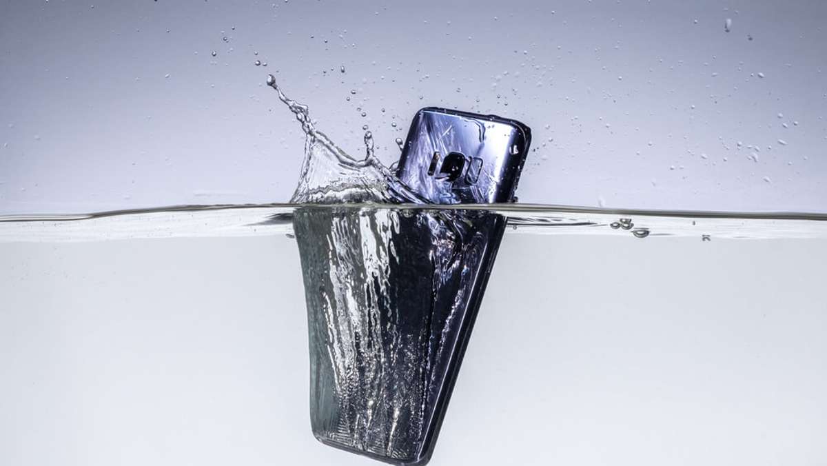 Ihr Handy ist ins Klo gefallen oder nass geworden? Folgen Sie sofort dieser simplen Anleitung, um es zu trocknen.