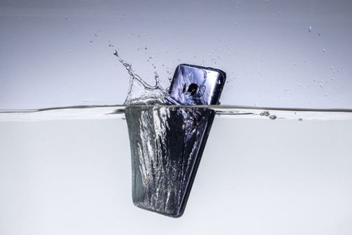 Vorschaubild zum Artikel Handy ins Wasser gefallen: Was tun?