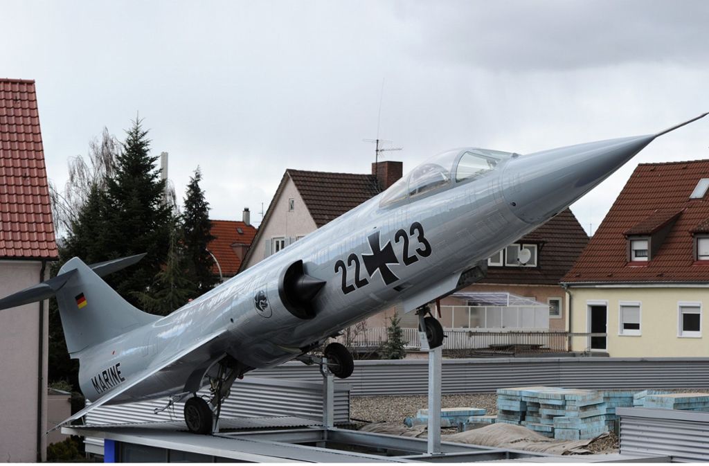 Einer der bekanntesten Starfighter in der Region Stuttgart steht in Zuffenhausen auf dem Dach einer Firma.