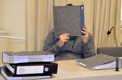 Die angeklagte 23-Jährige – hier ein Foto vom Prozessauftakt Ende November – hat ihr Gesicht vor Gericht hinter einem Aktenordner versteckt. Foto: dpa