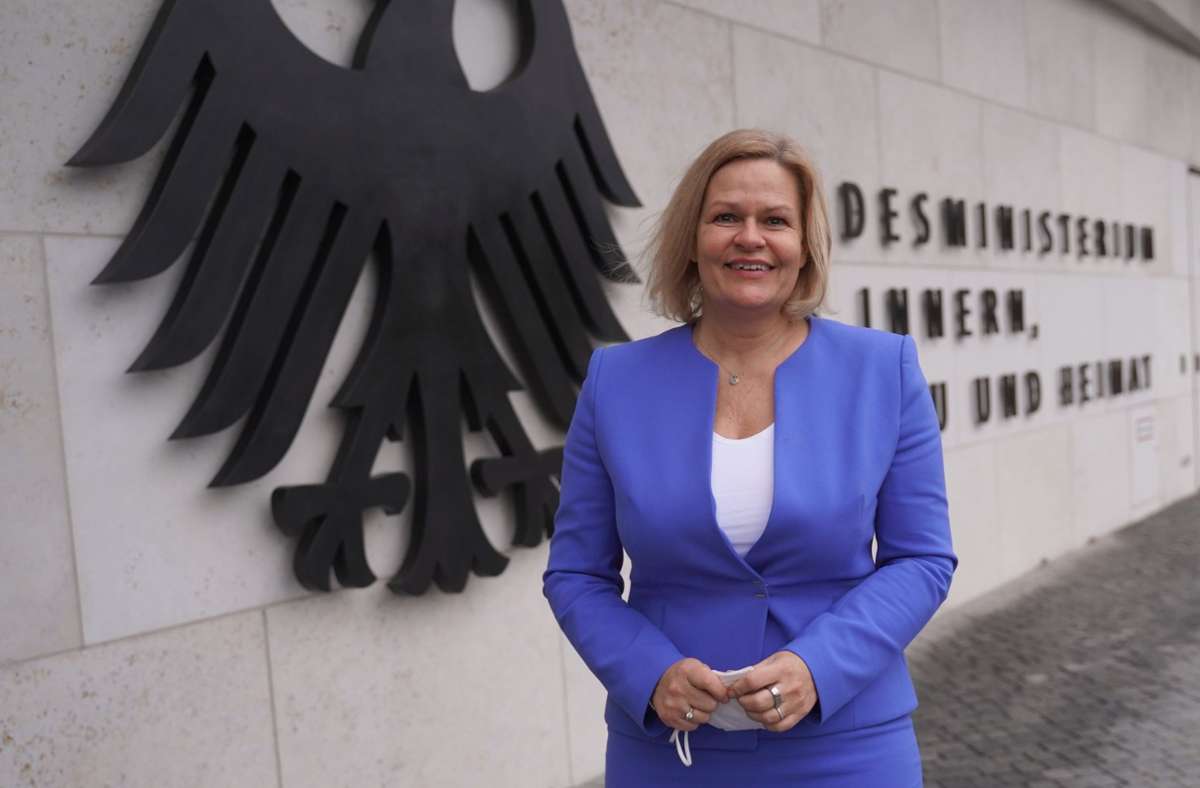 Nancy Faeser (SPD) am Eingang des Bundesinnenministeriums in Berlin Foto: dpa/Jörg Carstensen