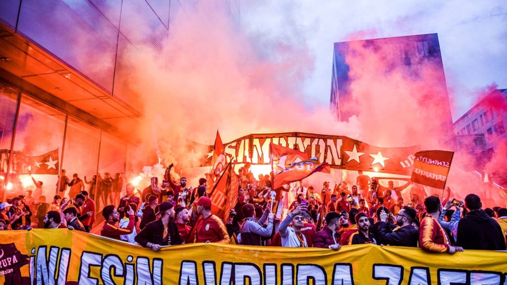  Sie zogen feiernd durch Stuttgart und zündeten im Jubelrausch Pyrotechnik – doch die Freude über die Meisterschaft ihrer Mannschaft dürfte für einige Fans von Galatasaray Istanbul ein Nachspiel haben. 