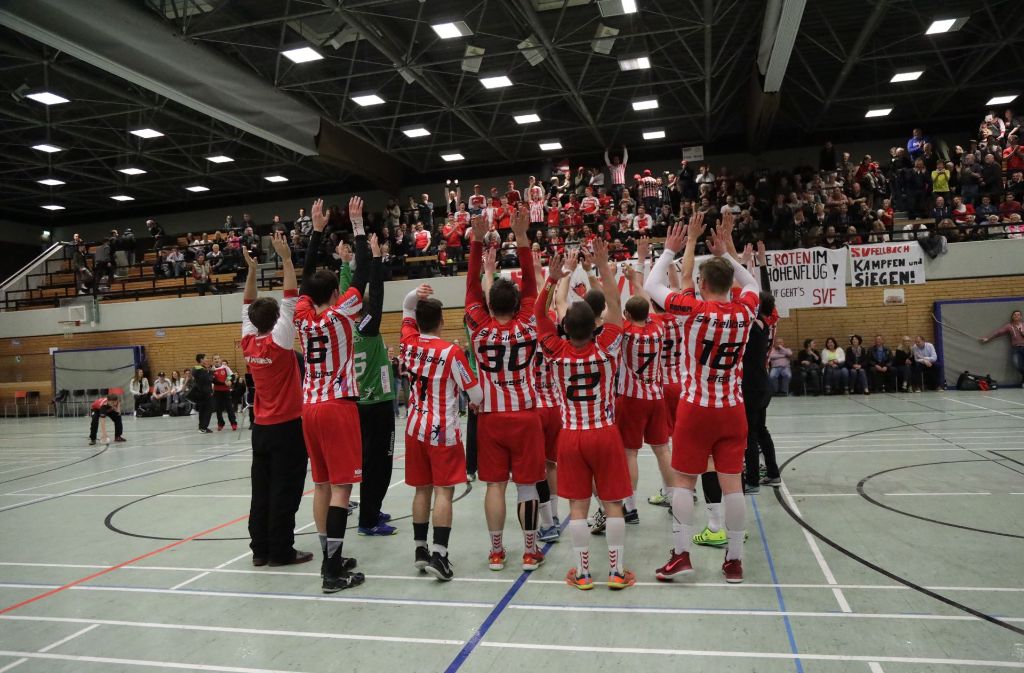 Die Handballer des SV Fellbach bejubeln den Aufstieg.