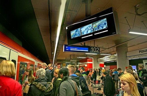 Dank  der Monitore können Zugführer  die Türen bei den neuen S-Bahnen zentral schließen. Das soll die Haltezeit verkürzen. Foto: Horst Rudel