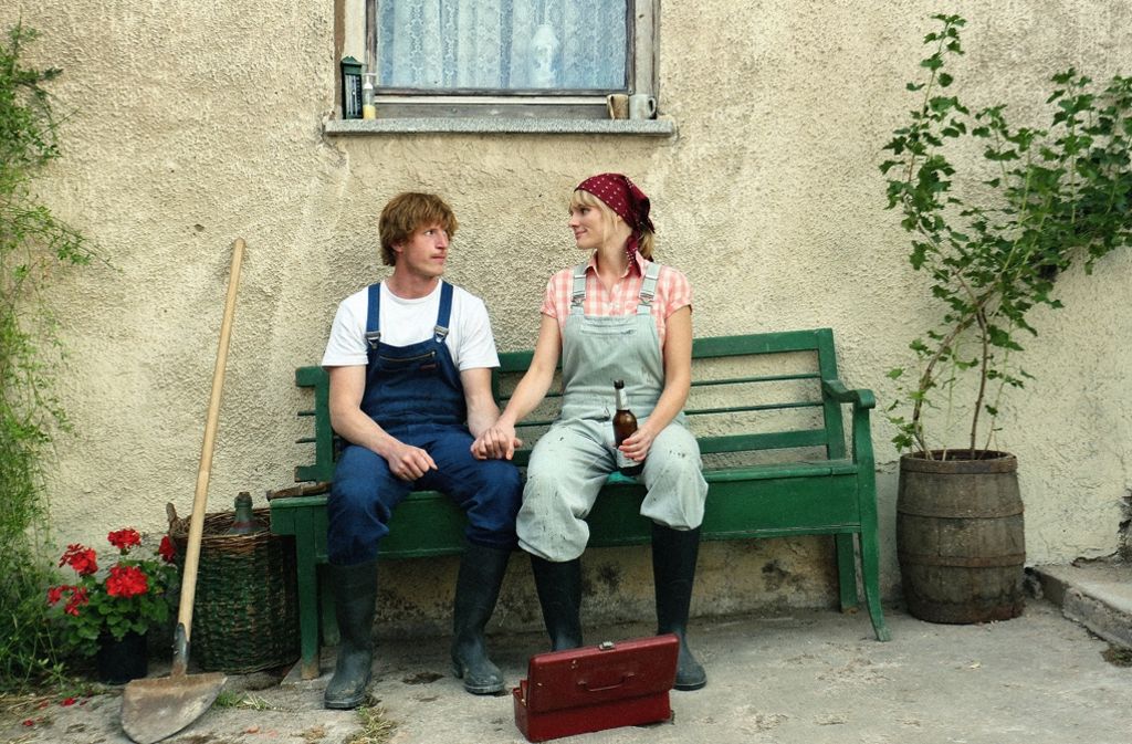 Kleinbauer Huber (Golo Euler) am Tiefpunkt: Seine Freundin Birgit (Rosalie Thomass) verlässt ihn, um in einem Großmastbetrieb zu arbeiten.