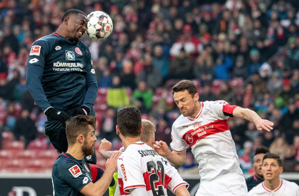 Der Mainzer Jean-Philippe Mateta machte der Defensive des VfB Stuttgart das Leben schwer.