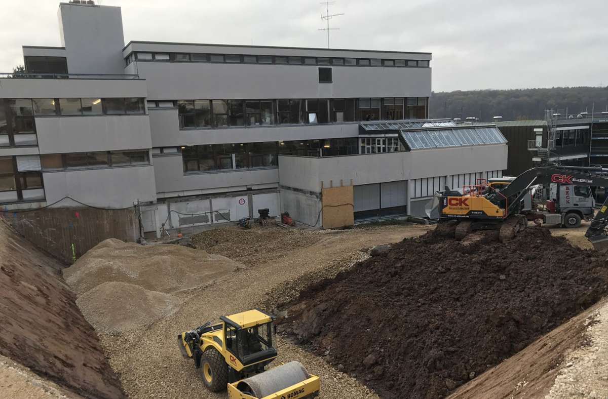 Fast 50 Millionen Euro verbaut die Stadt Plochingen in den kommenden sechs Jahren in ihrem Gymnasium. Der Platz für den Erweiterungsneubau ist modelliert, die sechszügige Schule wird zudem in verschiedenen Abschnitten generalsaniert. Fertigstellung: 2026.