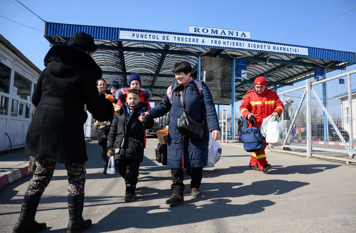 An der rumänisch-ukrainischen Grenze kommen geflüchtete Frauen und Kinder an.
