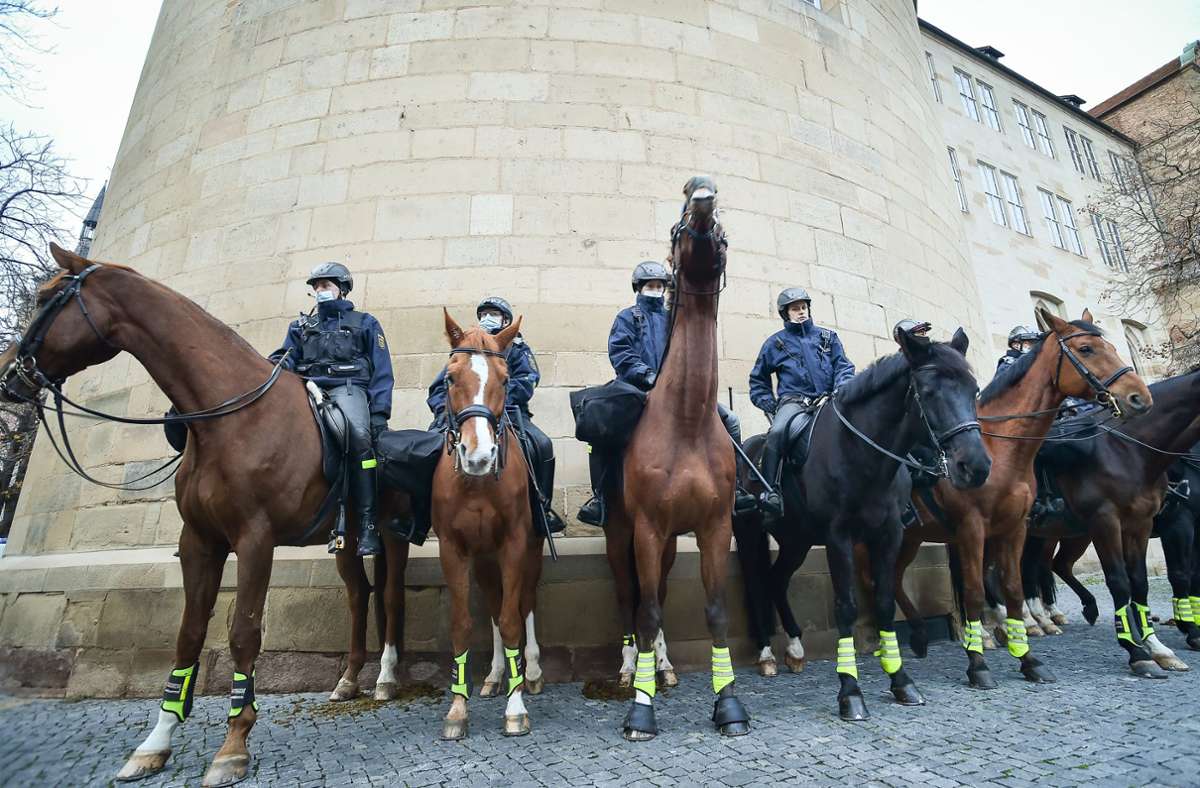 Die Beamten zeigten sowohl auf Pferden Präsenz ...