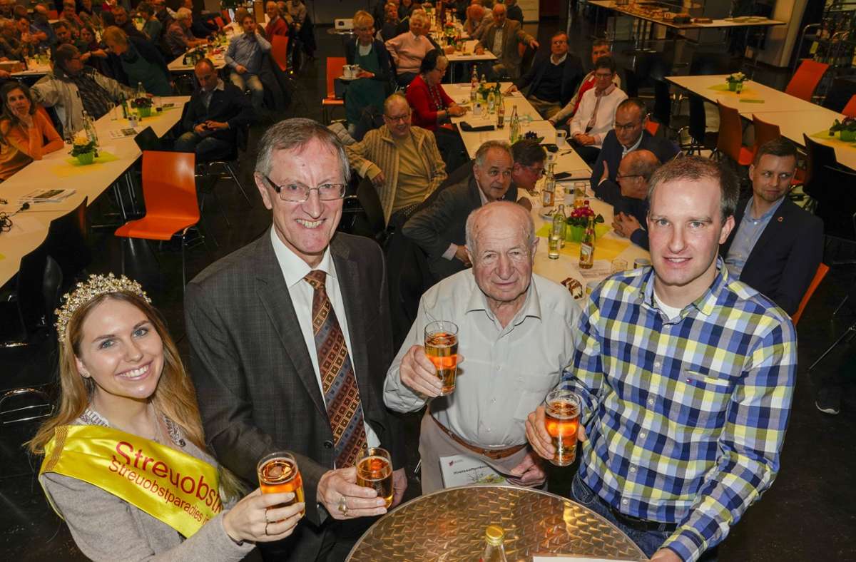 Nina Krippentz verkostet Apfelsaft mit dem Böblinger Landrat Roland Bernhard. (zweiter von links)