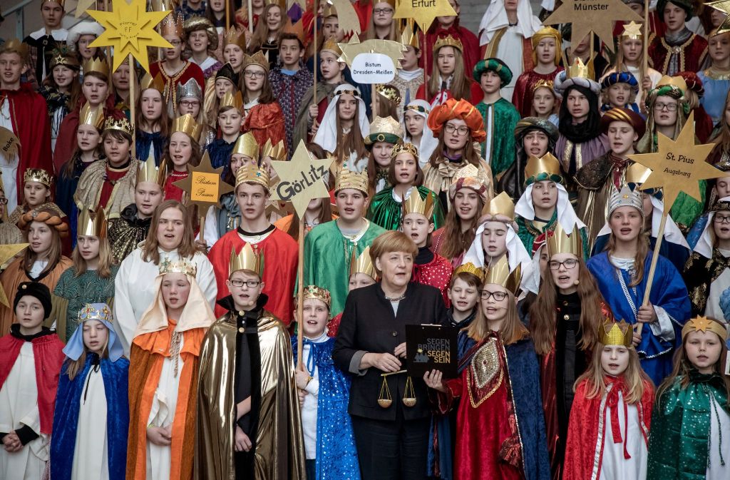 Über 100 Sternsinger aus allen 27 Diözesen besuchen sie im Kanzleramt in Berlin.