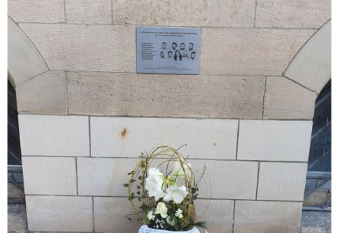 Die gleiche Gedenktafel wie vor einem Jahr hängt wieder an der Rückseite des Stuttgarter Rathauses. Sie wurde illegal dort angebracht. Foto: Privat