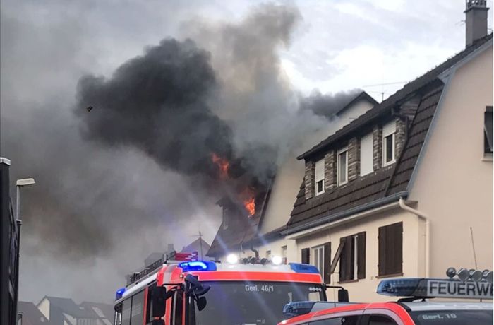 Großeinsatz der Feuerwehr in Gerlingen: Dachstuhlbrand fordert 13 Verletzte – Löscharbeiten extrem schwierig