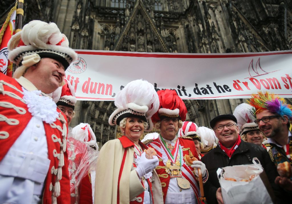 Der Straßenkarneval in Köln hat unter hohen Sicherheitsvorkehrungen begonnen. Doch das scheint die Feierlaune der Besucher nicht zu beeinträchtigen.  Foto: dpa