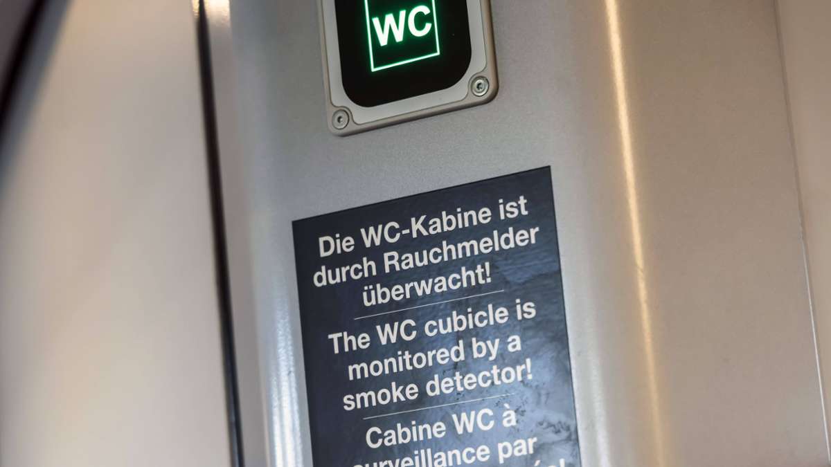 In Zug in Nordrhein-Westfalen: Toilettenpapier fehlt: 26-Jähriger löst mehrfach Notruf aus