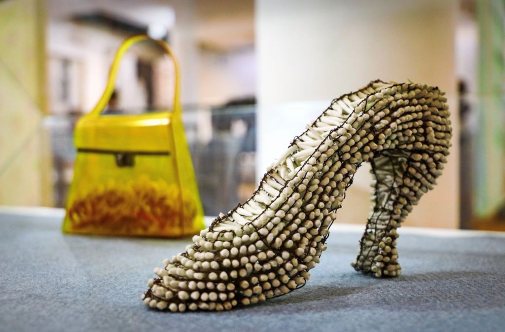 Ein gefährlicher Schuh von Julia Schrader: die Künstlerin spielt mit Rollenklischees.