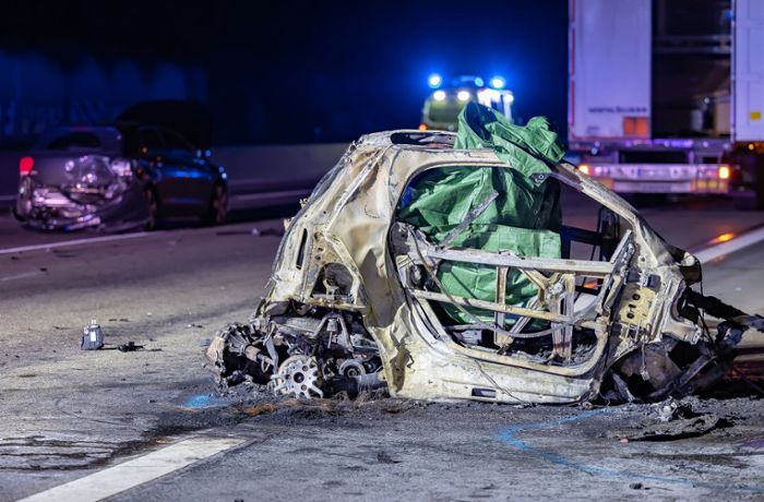 A3 bei Frankfurt: Unfall mit sieben Fahrzeugen - Mensch stirbt in brennendem Auto