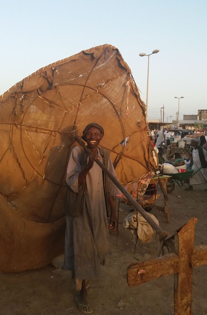 Gute Laune: Schirmträger am Ende des Markttages in Port Sudan