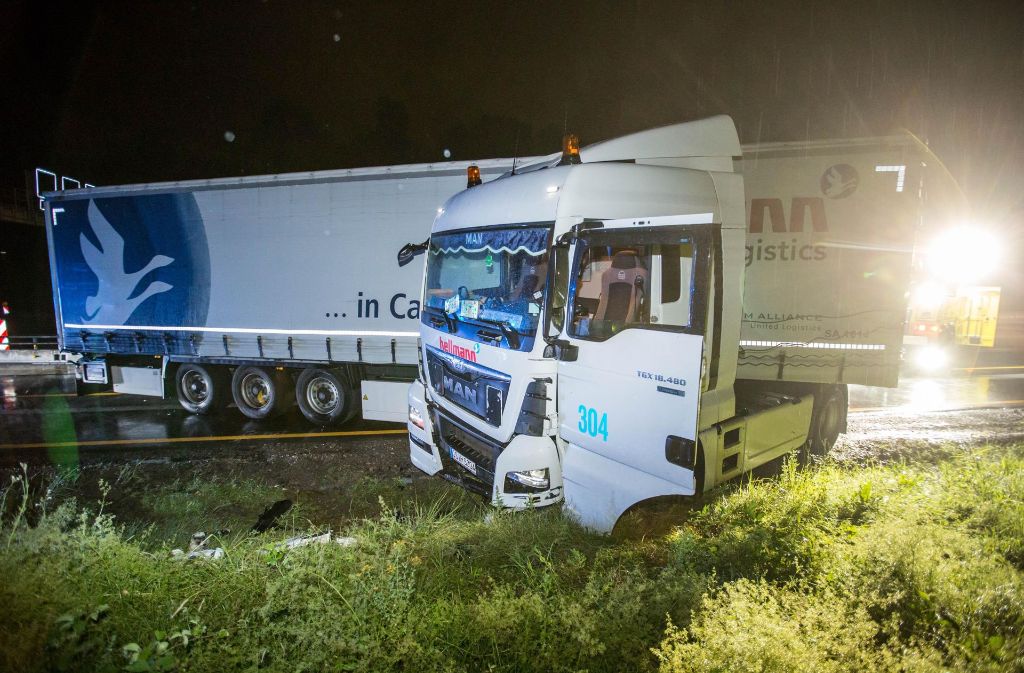 Zu einem schweren Lkw-Unfall ist es in der Nacht zum Dienstag auf der A8 gekommen. Foto: 7aktuell.de/Simon Adomat
