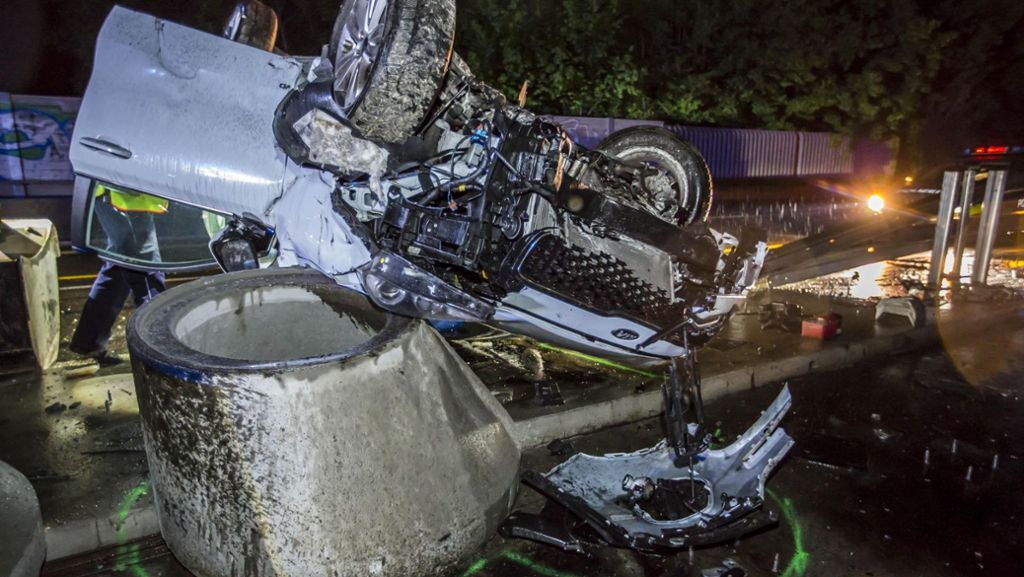 B29 nahe Weinstadt: Auto schleudert in Baustelle - Fahrer in Lebensgefahr