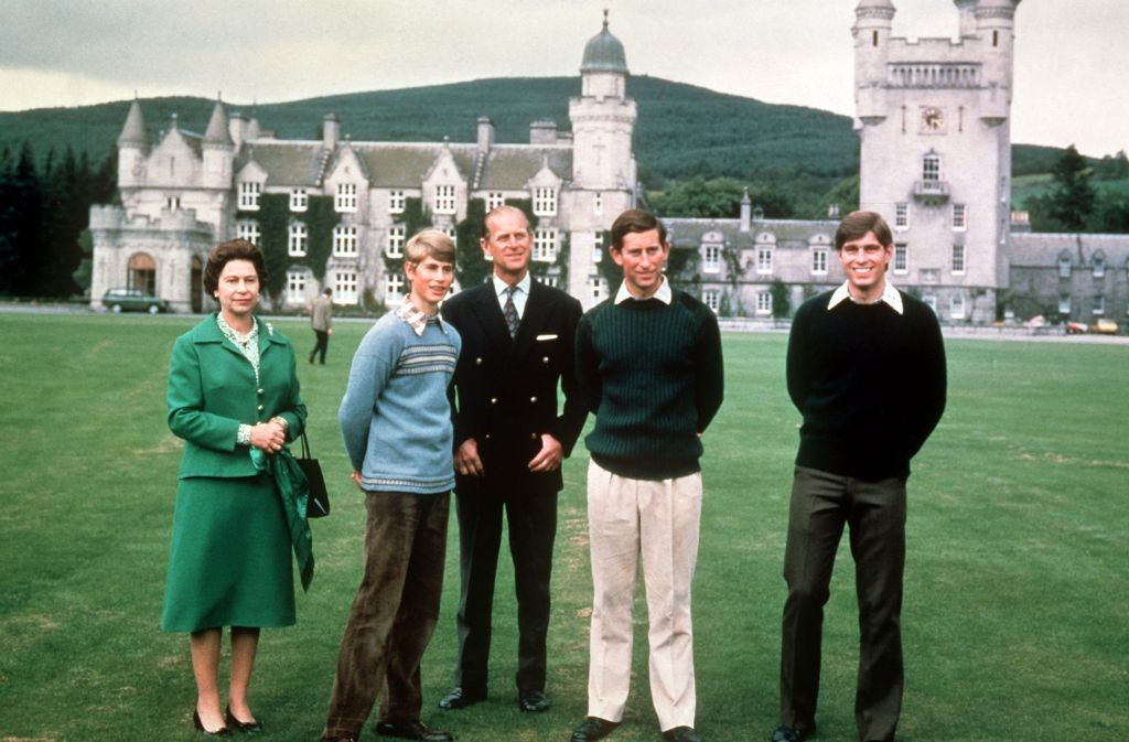 Königin Elizabeth II., Prinz Edward, Prinz Philip, Prinz Charles und Prinz Andrew im November 1979 vor Schloss Balmoral in Schottland.