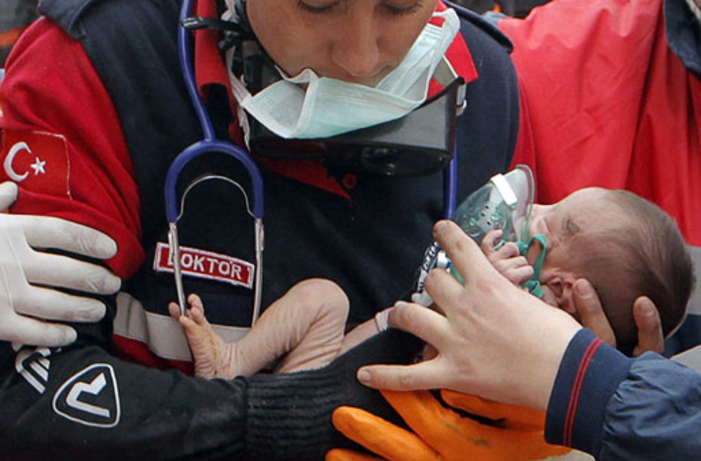 Ein neugeborenes Baby haben Helfer aus den Trümmern der vom Erbeben zerstörten Stadt Ercis gerettet.