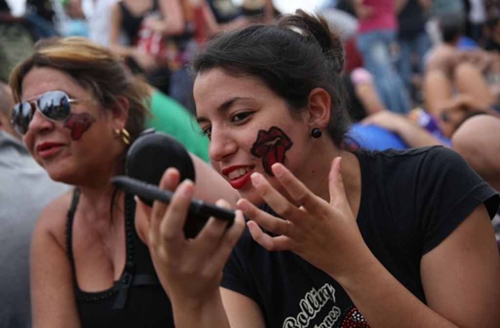 Letzte Vorbereitungen vor dem Konzert: Die ausgestreckte Zunge, das Markenzeichen der Stones, haben sich viele Fans aufs Gesicht geschminkt.
