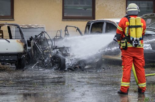 Ein Feuerwehrmann löscht in Auenwald das Elektroauto. Foto: SDMG