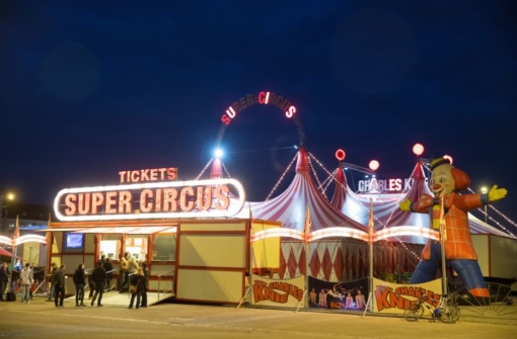 Der Zirkus Charles Knie gastiert derzeit wieder in Stuttgart. Auf dem Gelände des Cannstatter Wasen hat der Zirkus am Donnerstagabend Premiere gefeiert.