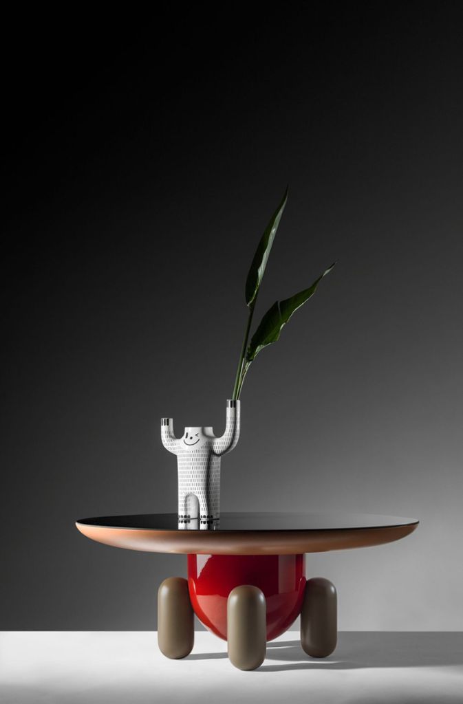 Verspielt und – genau: rund. Der Designer Jaime Hayon hat vielfarbige Tischchen namens„Yeti“ für DB Barcelona entworfen.