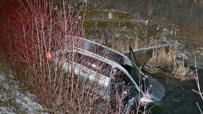 Unfall in Leonberg: Zwei 21-Jährige stürzen mit Elektro-Mercedes in Rückhaltebecken