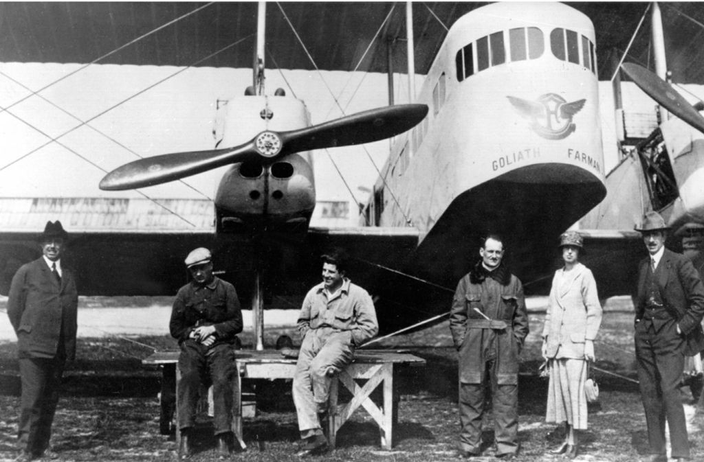 Mitglieder der Crew und der Bodenmannschaft stehen vor dem Farman-Doppeldecker 60 „Goliath“ . Am 8. Februar 1919 eröffneten die Farman Airlines mit dem Flug Paris-London die erste internationale Luftverkerslinie. Als Fluggerät diente dem Piloten Lucien Boussoutrot der zweimotorige Farman Doppeldecker 60 „Goliath“, ein umgebauter Bomber.