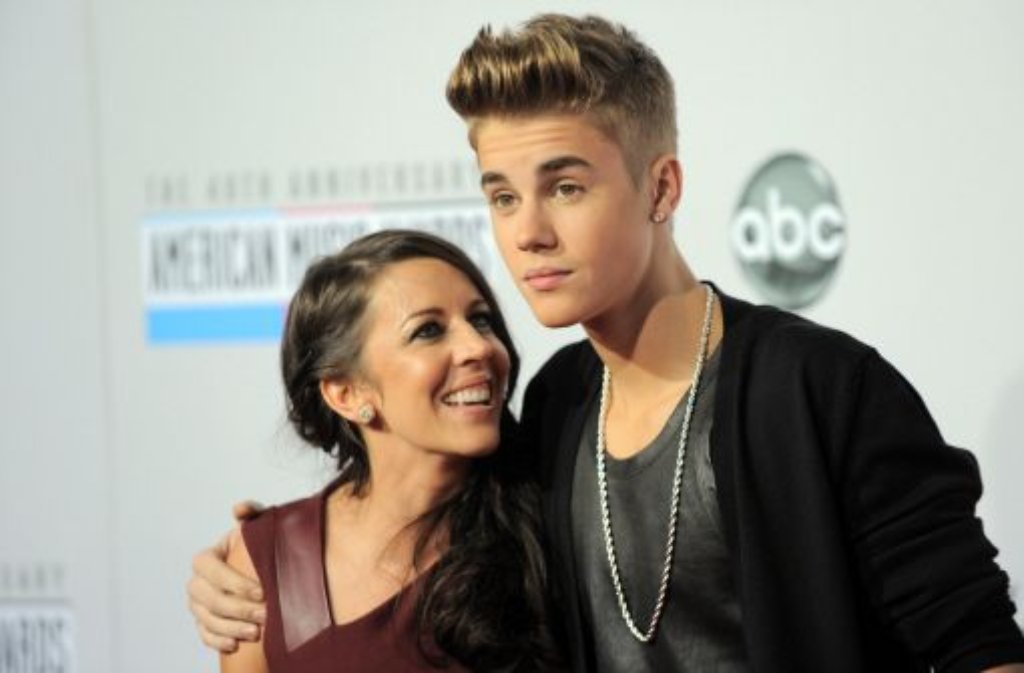 Justin Bieber (rechts) war der große Star der 40. American Music Awards. Er kam zusammen mit seiner Mutter Pattie Mallette (links)