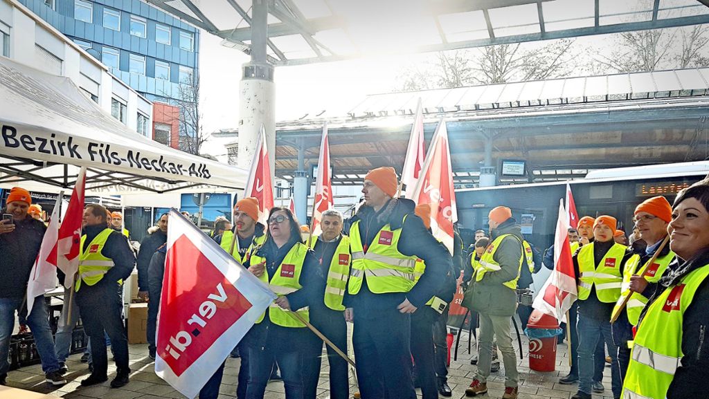  Im Kreis Göppingen findet der erste Warnstreik im privaten Omnibusgewerbe im Land statt. Die Fahrgäste verhalten sich erstaunlich ruhig. Die Gewerkschaft Verdi hat weitere Streiks angekündigt. 