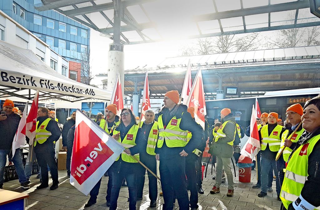Busfahrer im Kreis Göppingen haben am Donnerstag von 8 Uhr bis 13.30 Uhr ihre  Arbeit niedergelegt. Sie streikten für höhere Löhne. Foto: StZ