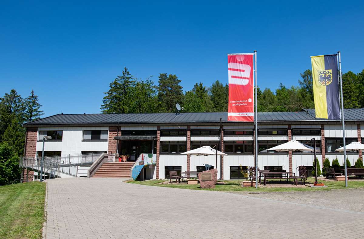 Die Fahnen der Stiftungsträger wehen am Eingang. Landkreis Ludwigsburg und Kreissparkasse tragen das Schullandheim im Odenwald gemeinsam.